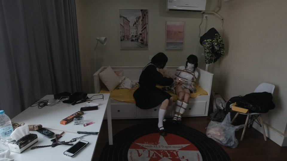 【里白合】同伪娘咸鱼干的首次约玩 强调两位都是男孩子，不喜勿买<br>咸鱼干非常敏感，稍稍调教就反应强烈。电击，挠痒，叫声非常好听。全部都是调教过程<br>本人企鹅号：854356209