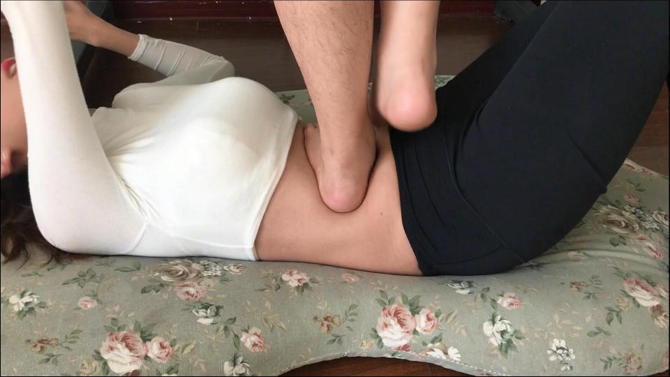 【丰满大波瑜伽妹】紧身瑜伽衣 虐踩坐肚 踩到尿 【丰满大波瑜伽妹】运动鞋休闲装妹 虐踩坐肚 踩到尿<br>请先下载后 再选中后一起解压 定拍定制q2102755396