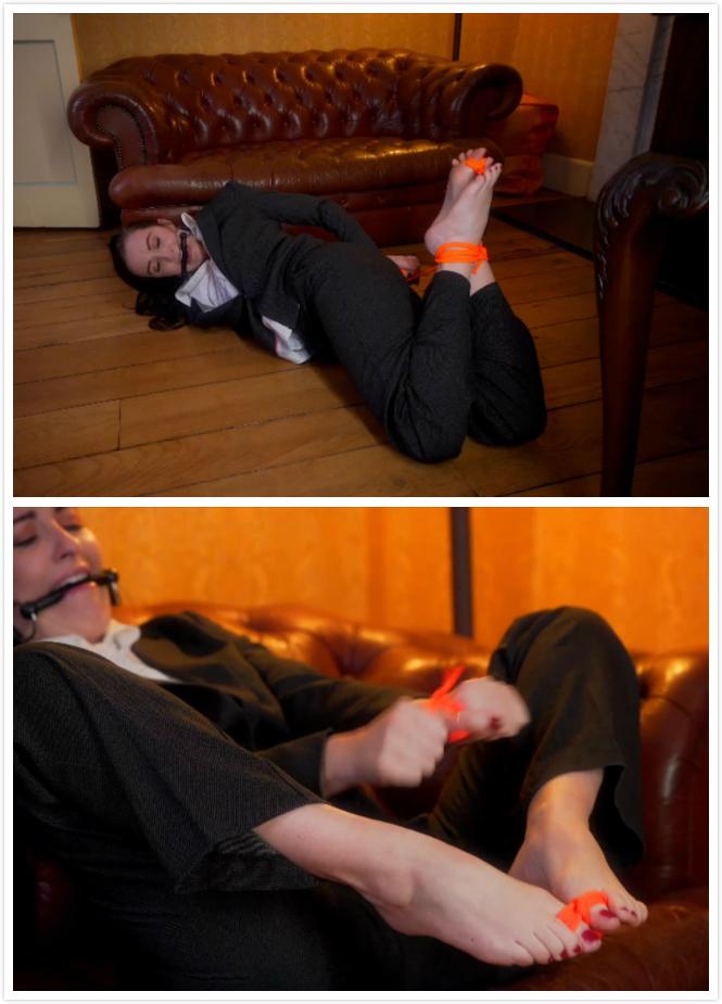  VID0554: Sophia Smith Toe Tie Hog Tie Spy 索菲亚·史密斯是名人失踪案幕后超级恶棍家中被俘的间谍。她是第一手发现的<br><br><br><br>失踪的受害者经历了什么。光着脚穿着西装，她被绑得很紧——起初只是脚趾和拇指，但随着时间的推移<br><br><br><br>发现当她和一个小插科打诨，以防止她咬结，这足以举行她几分钟<br><br><br><br>抓举小组扫描了这个区域。当他们回来的时候，他们把索菲亚关在一个副索长筒袜里，拇指和手指<br><br><br><br>脚趾还绑着！Sophia Smith is a captured spy in the house of the super-villain behind the celebrity disappearances. She finds out first-hand<br><br>what the vanished victims went through. Barefoot in her business suit, she is tightly tied - just toes and thumbs initially but as she<br><br>discovers when teamed with a bit-gag to prevent her biting the knot that's enough to hold her for a few minutes while<br><br>the snatch team scan the area. When they return they put Sophia into transport captivity in a paracord hogtie, thumbs and<br><br>toes still tied!<span style='color:#b0b0b0;'>[隐藏文字，购买后可见]</span>