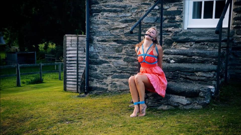 Lucy Lauren loving it Pretty as a picture, Lucy Lauren is tied up on the steps of our farmhouse on location. Bound in a sexy pink dress, wrists<br><br>and ankles bound, her hair flies in the wind as she moans through the bit gag, showing off just how much she loves to<br><br>be tied up in rope bondage!<br><br><br>Starring: Lucy Lauren<br><span style='color:#b0b0b0;'>[隐藏文字，购买后可见]</span>