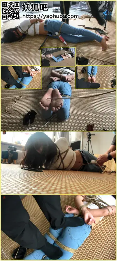 调教室中的牛仔裤少女娃娃，第四集：蛇缚、股绳固定棒，重量级踩踏、脱裤漏臀，重度虐足、SP，脚丫疼的扭啊扭，屁屁打的红彤彤（娃娃的耐久性稍差，但是耐痛度极高，很厉害！） An adult performer undergoes snake bondage, crotch-rope restraint, heavy trampling, foot punishment, and humiliation.