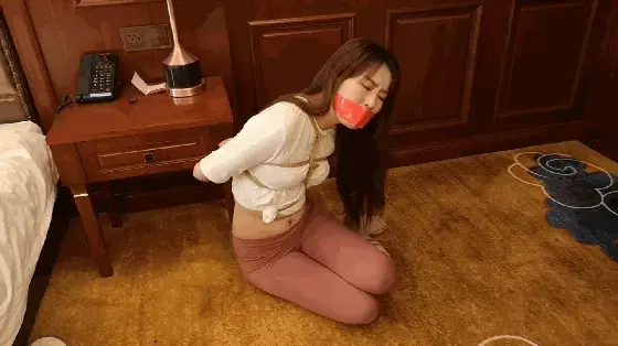 雨仟 被绑架的瑜伽教练 随心原创  雨仟 大长腿瑜伽教练 抱头缚绑在床上 挣脱逃跑 结果被抓了回来 绑在桌角狠狠的折磨   定拍  QQ 63111044<br><br>勿手机在线解压 下载到电脑上 输入密码即可  解压密码 ：随心
