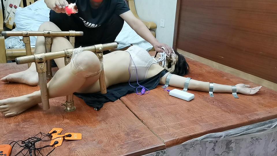HD飞天:云儿奴床板禁锢,一点动弹不了，随边摸、打、挠，来个最刺激的，把内裤剪烂抛向一边，下面首次全露，机会来了，点着高温蜡倒向yin部，烫的小奴傲傲大叫....... 解压密码:hdsy<br>用最残忍的禁锢方式把云儿奴固定起来，随边摸、虐、打，想动也动不了，只能乖乖地接受TJ，在来点更刺激的，把内裤剪开抛向一边，下面全露，点着高温蜡倒向YIN部，烫的云儿奴傲傲大叫，高温蜡效果就是好，一下子让云儿奴老实了好几天,到如今可谓是最刺激的一部，小奴也要好好休息几天啦......<br>想定拍的老铁们请加QQ272728243