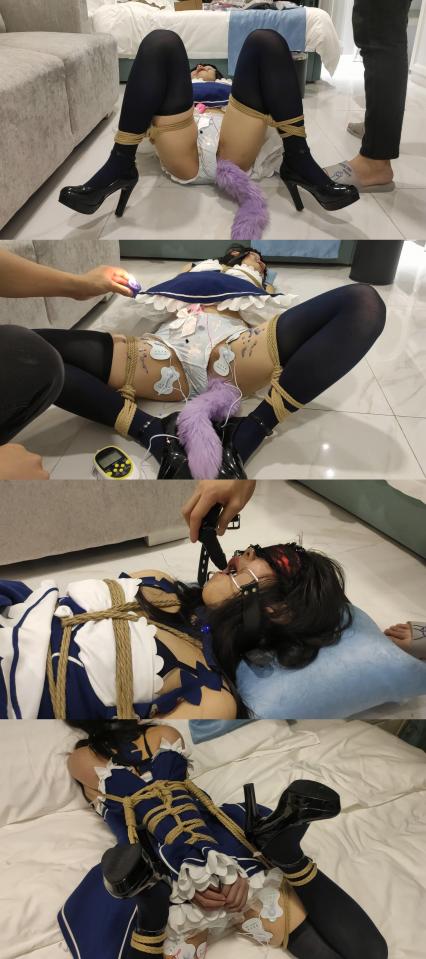 -《被绑架贩卖的二次元少女》第八集-蕾姆恶魔cos被日式紧缚+M开腿+小球TD+假杨具TD+尾巴+电极贴+开口器+滴蜡+杨具口塞嘴里抽插+超紧欧式直臂+双腿八字对折驷马拉紧+双TD折磨 Rem cosplay is subjected to Japanese bondage, spread-leg positioning, training toys, tail restraints, electrodes, wax, and tight European straight-arm bondage.