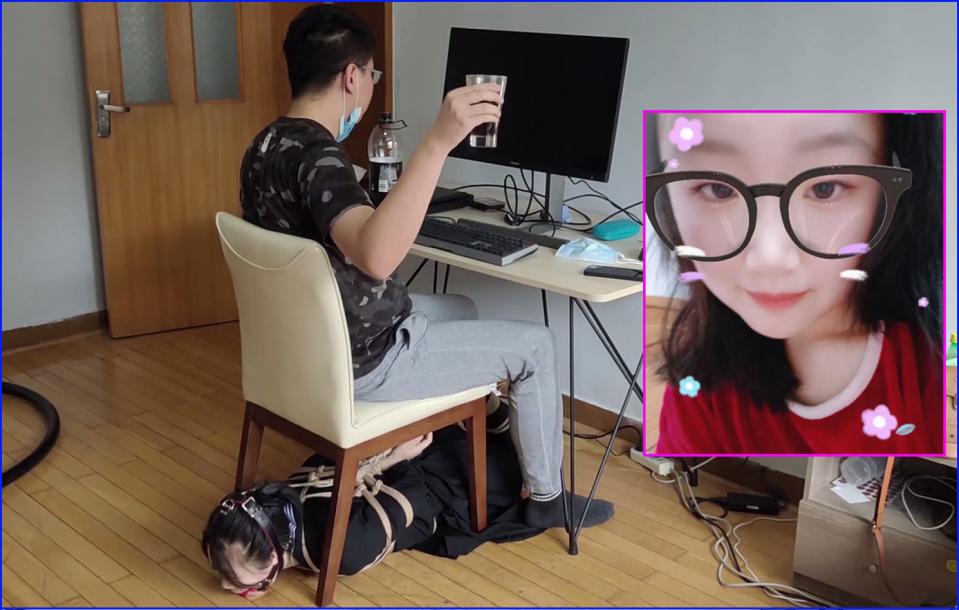 玩奴原创之新妹jk真真初绑超紧驷马椅下弃置，严厉堵嘴，口水超多，撩妹对话，动弹不得！交流购约绑教程请加805351328。 解压密码<span style='color:#b0b0b0;'>[隐藏文字，购买后可见]</span>感谢各位的支持，最近新妹妹非常多，给大家介绍一下新妹妹真真，准售楼小姐，喜欢cos，身材凹凸有致，超紧缚特别能体现身材，声音颜值都在线哦！<br>这次是新人妹子真真的初次约绑，不过对捆绑耐性很强，所以直接当老人直接绑了，马具口球连头驷马，完全堵住只能发出呜呜声音，口水也超多！<br>绑好之后椅子下面弃置，天气逐渐转热了喝杯可乐解渴一下，同好们也要注意防暑哦！<br>另外为了方便各位同好约绑，博主最近推出了一个非常详细的约绑教程。里面有非常详细的从零基础开始教大家如何认识妹子，如何与妹子沟通等等。非常的实用，有兴趣的各位同好加805351328咨询。<br>下载操作：<br>1、电脑下载<br>2、解压<br>3、将压缩包内rar文件名后缀修改为mp4。<br>目前博主已经出了三个系列，分别是绝对真实调教系列，真实约怕系列，和最近新出的口水囚徒系列哦！都非常精彩，各种元素满满，希望各位同好多多支持！推特可以关注024玩奴原创。<br>