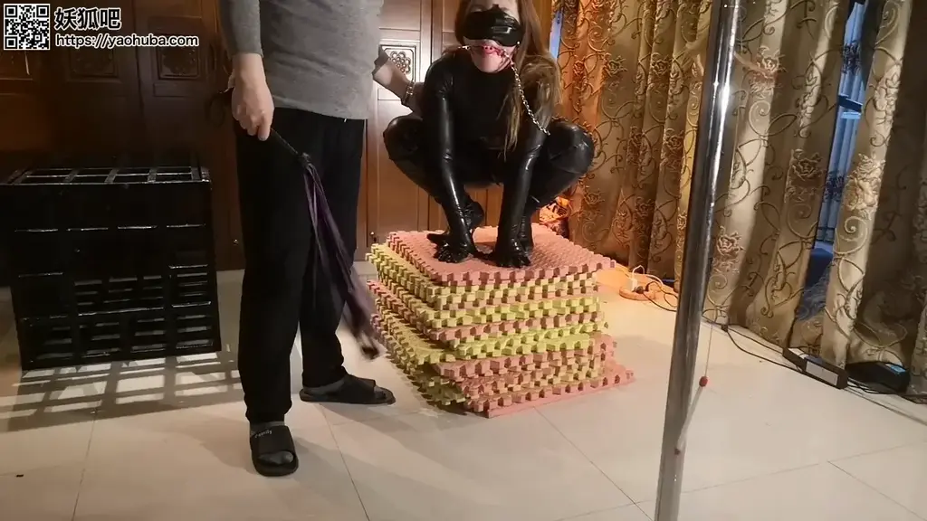 【金属镣铐胶衣笼中女犬】戴上全身镣铐过膝长靴，穿上胶衣latex，蒙上眼睛，成为众男的女犬和坐垫，圈养在狗笼 【金属镣铐胶衣女犬】戴上全身镣铐过膝长靴，穿上胶衣latex，蒙上眼睛，成为众男的女犬和坐垫，圈养狗笼中<br>下载后选中一起解压，定拍qq2102755396