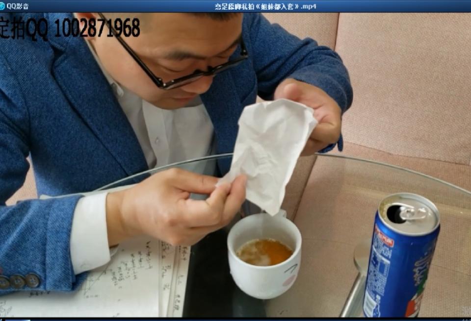 恋足舔脚私拍《姐妹都入套》 片长25分钟，1080p全高清拍摄。变态舔脚狂阿三伪装成快递员，四处寻找他的“目标”.....学妹莹莹就成为了她的猎物，他伪装成公司老板，以面试为由诱骗莹莹来应聘，趁机在可乐里面下迷药，然后抱进卧室疯狂舔脚猥亵，为莹莹换鞋换袜，还用莹莹指纹解开她的手机，得到莹莹妹妹地址，变态伪装成快递员潜入莹莹妹妹家中，故技重施将莹莹妹妹迷晕后肆意玩弄玩脚，更加变态的是，还用手机和莹莹妹妹合影直播，作为要挟姐妹以后服从的把柄，最终姐妹双双入套.....