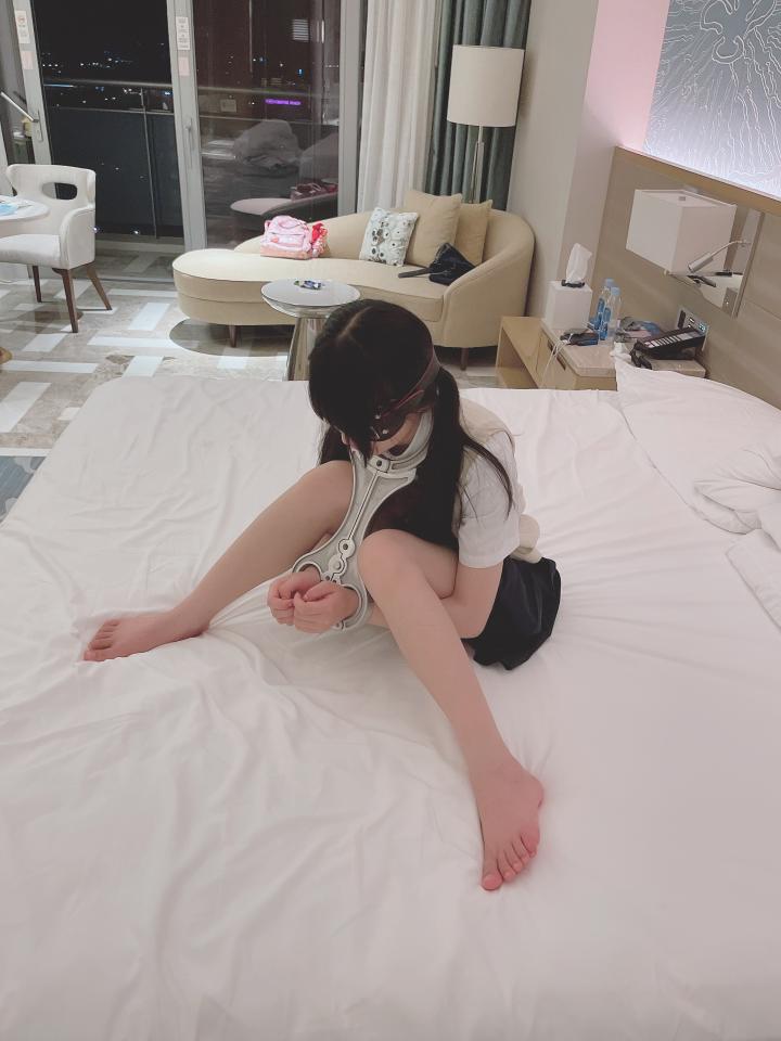 【咕咕精】茶茶的金属人字枷脚趾铐女囚TK体验（含TK内容）【精品作品】 茶茶一直希望体验一下作为女囚佩戴金属镣铐是什么感觉，平时也经常幻想“进监狱”之类的剧情。既然茶茶喜欢，那我当然要给安排上啦~<br>给茶茶带上了定制的人字枷，因为茶茶身体比较娇小，成人用的人字枷对她来说太大了，只好给她专门做了更小号的尺寸~<br>让茶茶扎起可爱的双马尾带着人字枷和脚趾铐被我牵着走路，然后把手锁在大腿下面用人字枷固定好，并命令茶茶在这个困难的姿势下艰难的移动。 可怜的茶茶只能像螃蟹一样在床上缓慢的蠕动，移动过程中一个不小心，翻过来呈四脚朝天的状态，茶茶就和小乌龟一样再也翻不回去了。好可爱好无助！我趁机玩她粉嫩的脚心。别说，茶茶的脚底和脚趾都透露着淡淡的粉红色，实在是又嫩又怕痒。<br>太可爱啦！<br>定制联系作者QQ3135427957<br>茶茶QQ<span style='color:#b0b0b0;'>[隐藏文字，购买后可见]</span>