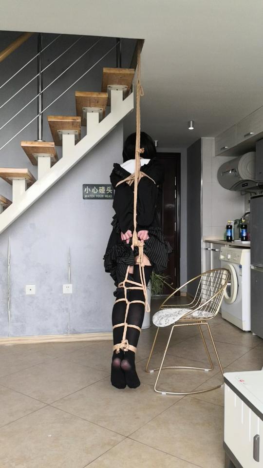 拘束感超强的直臂吊缚教程 这次是一个拘束感超强的直臂吊缚教程，可爱的小修女自己把自己吊起来哦，视频里配了详细的文字教程，是一个只有回到凳子才可以解开的方法，然后我把腿也吊了起来，这样的话腿就只能往后弯曲，不能向前用力了，大大增加了解脱难度！手被直臂绑起来大臂被收紧，手腕被压的死死的，这种吊缚方法不会痛哦，而且拘束感很强，可以让你体验一下全身被绑紧的感觉，配的大量文字让你更容易学会呢（之前被和谐的视频都可以私信找我补，不懂的地方可以问我，大家有什么意见建议都可以告诉我，接自缚定拍哦）<br>下在后文件 后缀改成  .zip   再解压