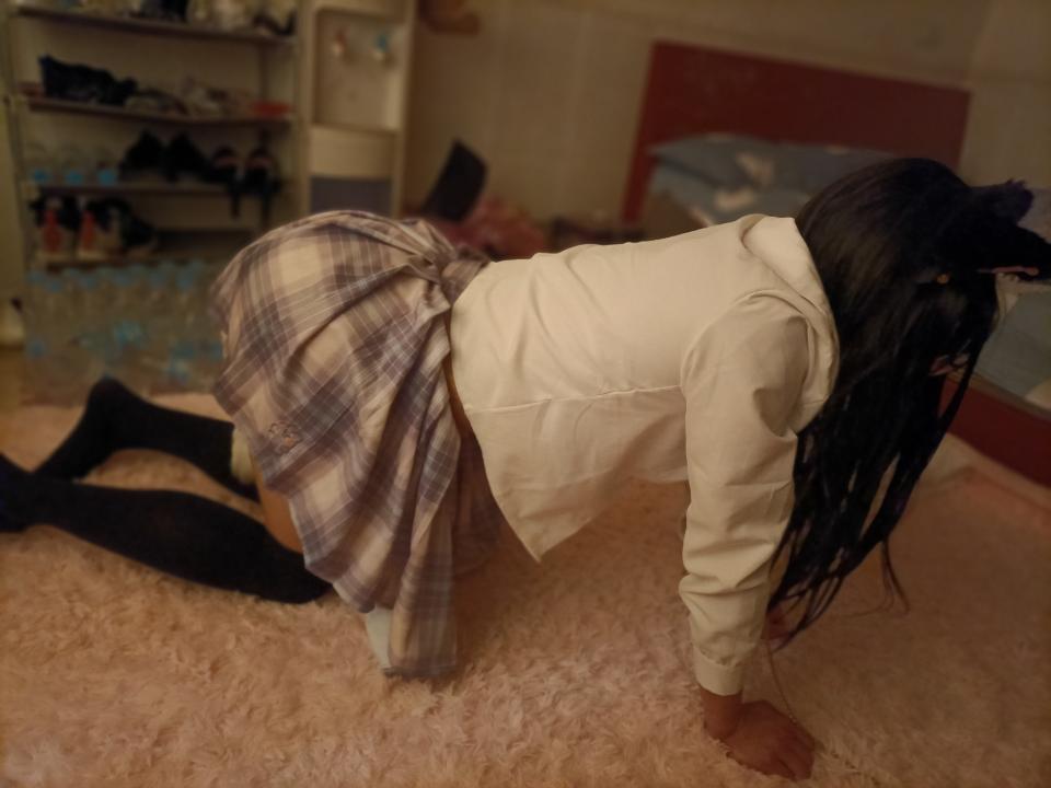 【憨憨怪】女装主人调教（上）《憨憨自缚被女装主人调教》 【憨憨怪】女装主人调教（上）<br>《憨憨自缚被女装主人调教》<br>(,,･∀･)ﾉ゛hello哈喽大家好~我是憨憨怪，这次主人解锁了新皮肤（在憨憨的苦苦相求之下，强行给主人换上了女装O(∩_∩)O）~出镜陪憨憨一起表演~<br>这么好的身材不女装太可惜了，唯一有点可恶(〃＞皿＜)的地方就是穿憨憨的裙子比憨憨还合适~本次憨憨自缚让主人发落~先来个简单的龟甲~然后绑个臭jojo~手上也就简单一点带个手铐啦~然后拉个驷马~完成~（这次憨憨带了小尾巴哒~）然后就是主人时间~主人给憨憨塞了丑胖次嘟嘴~又用丝袜缠上~给憨憨的丑jojo挠痒痒~调戏憨憨的小尾巴~用穿了黑丝臭jojo怼憨憨脸~过程嘛各位还是慢慢欣赏吧~太晚了留~突然还发主人坐人家身上臭美= =<br>各位下个视频见~多多支持憨憨~谢谢Thanks♪(･ω･)ﾉ（拍了几次外出的都没拍好，都怪主人，各位期待吧~憨憨努力制作中~）