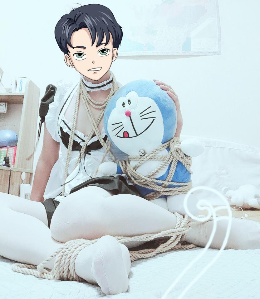 小女仆和哆啦A梦的捆绑 - 作为主人的小女仆，觉得让主人开心最重要，索性把身边的机械猫一起绑了献给主人喽。呜呜，还求主人放过人家哟。
