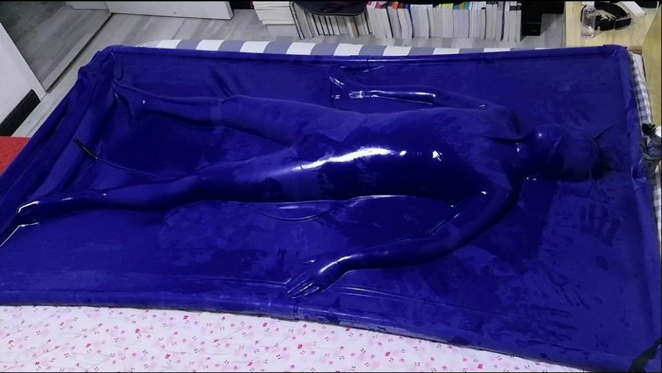 乳胶真空床自缚 自娱自乐 几天不玩心痒难耐，找出全包胶衣和真空床自缚。之前有群友说真空床多加油能在里面活动，实际试了下也就手脚小动作可以，活动胳膊腿还是困难。本来全包胶衣就热，流了不少汗，真空泵一开全是水。这次在真空床里连续呆了一个钟头，时间长了呼吸困难，热，流汗多，呼吸管没法大量补充空气，真空床开口又在脚边从里面封紧了，得掉转头脚才能打开，差点在里面中暑。<br>视频最后一部分是挣扎逃脱内容，感谢观看
