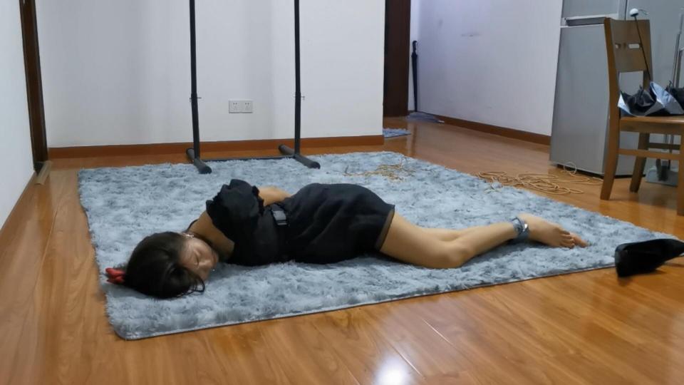 【奥特曼定拍】清纯性感美女小丁脚穿高跟鞋被入室捆绑胶带封嘴微剧情（模特很美，挣扎也比较给力，优惠期间喜欢的小伙伴抓紧购买） 原创工作室：奥特曼工作室<br>清纯性感美女小丁身穿连衣裙搭配着高跟鞋十分漂亮，正在房间沙发休息时被入室捆绑，胶带捆绑和封嘴，整个剧情用了两套服装，小丁挣扎也很给力