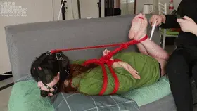 【心悦艺束】目前很少发布的露脸视频，5钻发个福利吧。筱筱绿色上衣柱子驷马拘束马具口球堵嘴 嗯,,,,最近蛮多同好老哥跟我说希望能发露脸的就好了。。。我之前是发的露脸的啊，那不是出事了嘛。总有些自以为是的普信男。无意中在哪个平台要是看到拍摄的妹子了，那家伙，跟中彩票了似的。就可劲的骚扰啊，什么“听说你两千能约？”  ‘约拍不，钱不是问题”。。。。等等等等。我是挺无语的，如果可以我会不提供约拍这个服务嘛，既然我没提供那肯定是不行嘛，你凭什么觉得我都不行你就是例外呢。你给的钱多吗？几千块钱也谈不上多啊。还给妹子吓得不行，整的我也难受的一批，关键你也还是什么都得不到，典型损人不利己。恶心人得很。<br>以后露脸也只有个人收藏式的可以了。反正找模特的时候我肯定还是紧着漂亮的找，只是拍摄的时候还是尽量不露脸拍了。希望大家理解。<br>然后这个百度云链接呢，先下载，然后解压。解压出来是一个压缩包，把后缀名改成mp4就可以看了。不明白的可以看下动图<br>定拍，模特应聘，请加Q2386945992。海外用户请用Telegram：xybondage。最低500元即可订拍。<br>视频中的衣物，丝袜，道具有需要的也可联系我。