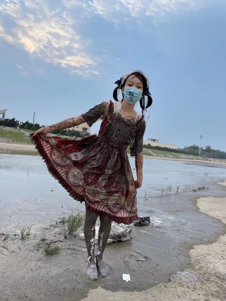 白丝lo娘滩涂玩泥 小公主变小泥人 本人常规messy/mud向作品 新模特非常配合 这部线下售价昂贵 限时特惠 欢迎购买