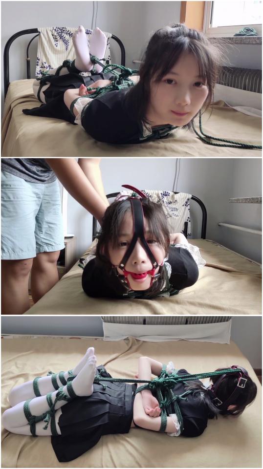 玩奴原创之可爱就是正义！青春美少女晴语白丝诱惑严厉连头驷马。马具口球堵嘴，放置游戏,交流购约绑教程请加805351328。 解压密码<span style='color:#b0b0b0;'>[購入後に隠しワードが表示されます]</span>感谢大家支持，本次带来青春美少女晴语的严厉紧缚，黑裙白丝很诱人，博主绑的非常紧，直接拉满，之后更是完全没法动也不能说话。马具口球堵嘴之后强制抬头。<br>放在腿上放置游戏。从身材到颜值可爱程度几乎没什么槽点的妹系少女，敬请各位欣赏！<br>另外为了方便各位同好约绑，博主最近推出了一个非常详细的约绑教程。里面有非常详细的从零基础开始教大家如何认识妹子，如何与妹子沟通等等。非常的实用，有兴趣的各位同好加805351328咨询。<br>下载操作：<br>1、电脑下载<br>2、解压<br>3、将压缩包内rar文件名后缀修改为mp4。或者直接用播放器打开。<br>目前博主已经出了五个系列，分别是绝对真实调教系列，真实约拍系列，口水囚徒系列，紧缚实验室系列以及新出的美人小舔犬系列都非常精彩，各种元素满满，希望各位同好多多支持！<br>推特可以关注024玩奴原创。本频道提倡健康积极的绳艺亚文化，目的是给生活增添一些情趣，谢谢大家！<br>