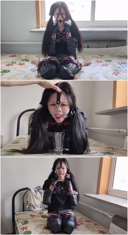 玩奴原创之可爱人形犬诺诺TJ，马具口球堵嘴，小舔犬口水收集玩弄，爬行训练。交流购约绑教程请加805351328。 解压密码<span style='color:#b0b0b0;'>[隐藏文字，购买后可见]</span>感谢各位观众的支持！本次带来的是可爱又调皮的诺诺人形犬TJ，马具口球堵嘴，小舔犬玩舌用玻璃杯收集口水，好好玩一下。诺诺还是一如既往的皮。口水非常的多！<br>这套皮革博主非常喜欢，绑好手肘膝盖撑起可以爬行，口球和小舔犬造型的爬行训练。敬请欣赏！<br>另外为了方便各位同好约绑，博主最近推出了一个非常详细的约绑教程。里面有非常详细的从零基础开始教大家如何认识妹子，如何与妹子沟通等等。非常的实用，有兴趣的各位同好加805351328咨询。<br>下载操作：<br>1、电脑下载<br>2、解压<br>3、将压缩包内rar文件名后缀修改为mp4。或者直接用播放器打开。<br>目前博主已经出了五个系列，分别是绝对真实调教系列，真实约拍系列，口水囚徒系列，紧缚实验室系列以及新出的美人小舔犬系列都非常精彩，各种元素满满，希望各位同好多多支持！<br>推特可以关注024玩奴原创。本频道提倡健康积极的绳艺亚文化，目的是给生活增添一些情趣，谢谢大家！<br><br><br><br>