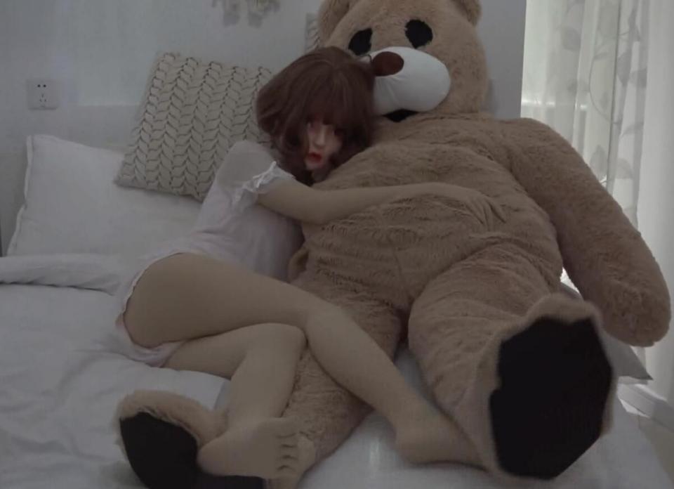 Fetish Faith   奇妙物语G第一部 Weird Story G vol.1  小清新版-超可爱的kig娃娃故事，男子表白招拒，突发奇想穿上紧身衣后钻进了玩偶熊（女孩平时也经常和玩偶熊玩耍）。那天晚上，女孩也像往常一样一边玩着玩偶熊一边看着电视，却不知烧水壶开了后把火熄灭了，煤气弥漫了房屋，女孩也因此中毒昏迷了，此时的男子玩偶熊发现事情不对，变急忙开窗关煤气，女孩获救了，之后会发生一系列的不可描述的事情……<br>作者：Fetish Faith  双重压缩，自行改后缀，解压密码： <span style='color:#b0b0b0;'>[隐藏文字，购买后可见]</span><br>购买地址：<span style='color:#b0b0b0;'>[隐藏文字，购买后可见]</span>