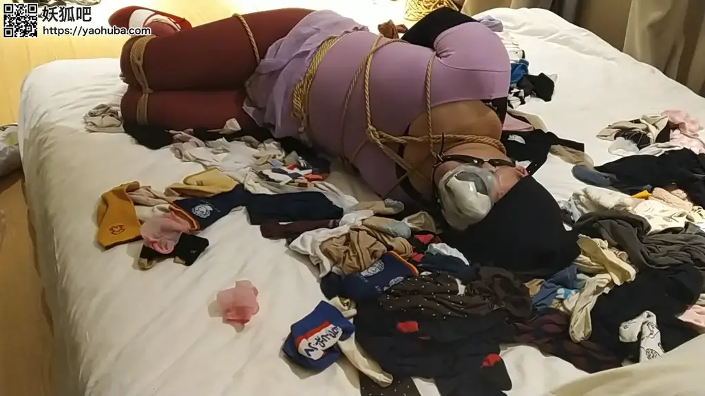 气味系紧缚挑战 湖南有要一起玩气味调教的或者可以提供袜子的妹子可以加我qq 2115969547<br>这次的挑战把上半年问妹子们要的袜子全部都用上了，等下学期开学再要新的，鼻子上带着的面具里放了一双和我去株洲跑了一天的妹子脚上的棉袜，加上原来的两只短丝袜，面具的密封性太好了，只能闻到臭袜子的味道，挑战在自缚的情况下拿到床头枕头上的钥匙，很少用绳子自缚，没敢把脚绑太紧，结果找钥匙的时候一下子钥匙掉到床底下去了，最后没办法去拿剪刀剪开了绳子。