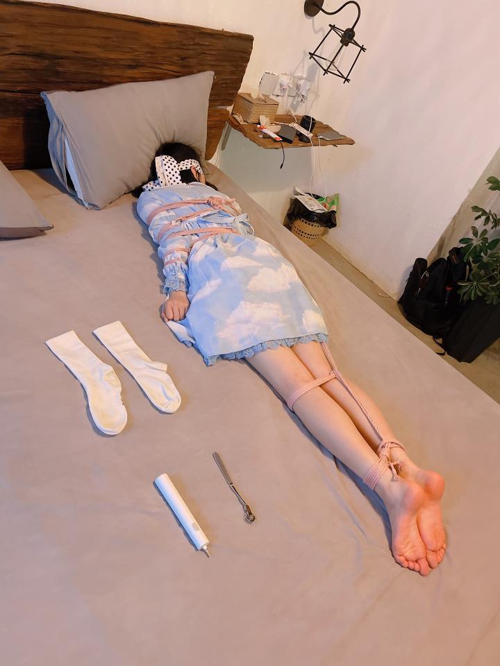 【咕咕精】茶茶的lolita寝缚放置TK虐足 各种道具挠脚心惩罚（有绑脚趾、脱袜）片长一小时 可爱的茶茶主动提出要放置过夜，但是不幸挑战失败..<br>我白忙了这么久，可不能让她全身而退！<br>把茶茶用“立正”的姿势呈“l”字型绑好，仔细抚摸挠茶茶的小白袜脚底~然后脱下茶茶的小白袜整齐的摆放在一旁、甚至把茶茶的脚趾都并拢起来绑在一起固定在床尾，用手指、刺轮、梳子等各种各样的挠痒道具折磨茶茶粉嫩的脚心。同时也好好照顾了茶茶怕痒的腋窝。茶茶几乎疯了一样的笑着、拼尽全力的挣扎着，但无济于事：在脚趾都绑住的情况下，任何挣扎都是徒劳，茶茶只能绝望的忍受着让她崩溃的痒感一波又一波的刺激着她的大脑...<br>服装是可爱的lolita哦~<br>片长一小时。<br>定拍QQ3135427957