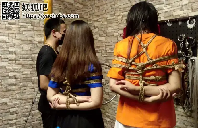 【一绳所爱】两个女生参观绳艺体验店，还要绑着参观（下部）最后意犹未尽还不想让松绑。 两个女生参观绳艺体验店，还要绑着参观，同时还体验了手铐、吊绑等，最后体验完没有尽兴，还不想让松绑。视频解压密码：chuxin