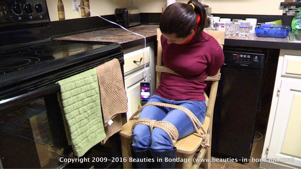 Left_Tied_Up(WMV)-Jamie Daniels Jamie has been left tied up and gagged by a thief who has stolen her money and credit cards.<br><br><span style='color:#b0b0b0;'>[隐藏文字，购买后可见]</span>
