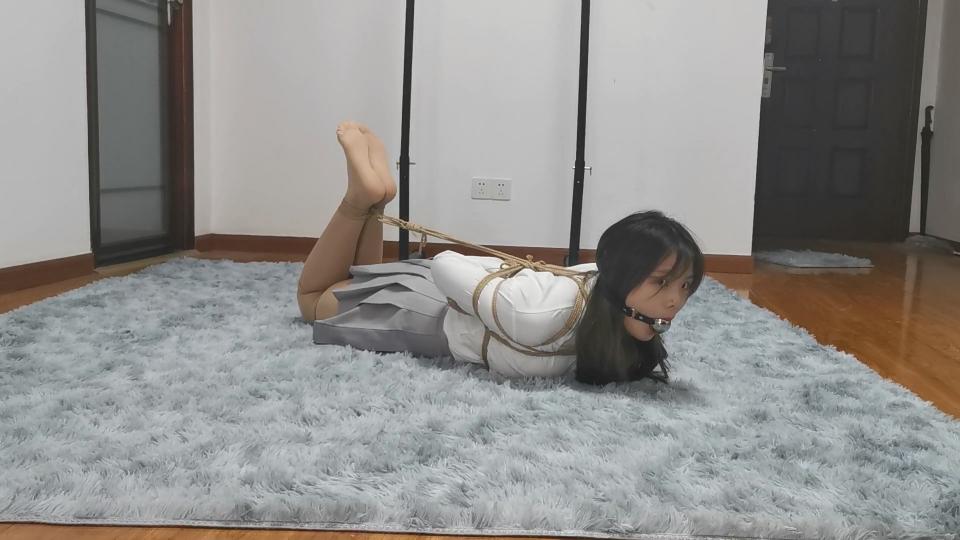 [奥特曼定拍] 猫林JK日式紧缚驷马放置1小时，妹子最终崩溃哭泣  大小：4.16GB<br>时长：66分钟<br>原创工作室：奥特曼工作室<br>清纯有肉的小美女猫林搭配百褶裙非常有学生的感觉，日式捆绑显得异常丰满，妹子嘴巴比较小，即使是最小号的口球戴上嘴巴也鼓鼓的。完成驷马捆绑后把妹子孤身一人放置在房间里，妹子是第一次体验驷马放置，一开始还挣扎的十分卖力，但是她不知道越挣扎越紧，最后十分钟妹子彻底崩溃，呻吟的声音都是带哭腔的。妹子是第一次戴口球，放置期间一直想把口球吐出来，可是到最后都没吐出来，只能含着口球哭泣。<br>这次看看大家的反映，如果大家喜欢的话我再多拍几次类似的作品。<br>解压密码：123456，解压两次，请勿在线解压！