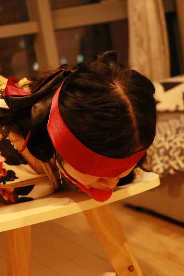 40岁女同好真实体验驷马紧缚放置，沉浸式一镜到底，感受挣扎与紧缚的魅力 40岁女同好真实体验驷马紧缚放置<br>沉浸式一镜到底<br>感受挣扎与紧缚的魅力<br>首次体验，最后有点慌<br><span style='color:#b0b0b0;'>[隐藏文字，购买后可见]</span>