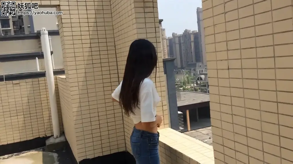 户外约拍【胖揍小蛮腰】大楼天台上的网友邂逅，虽然她第一次很紧张，但难掩她的兴奋，还特地要求回房继续 户外约拍【胖揍小蛮腰】大楼天台上的网友邂逅，虽然她第一次很紧张，但难掩她的兴奋，还特地要求回房继续<br>下载后选中一起解压缩