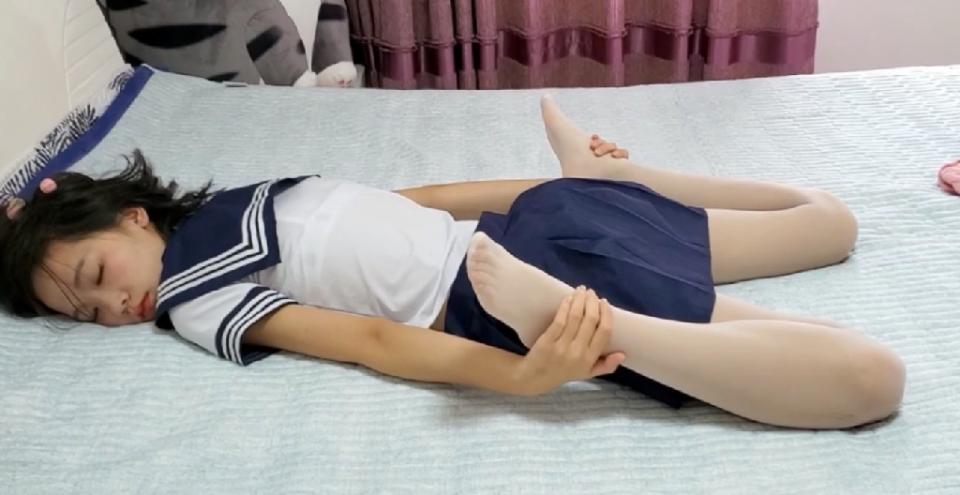学妹莹莹玩脚记 片长31分钟，1080p全高清拍摄。学妹莹莹交友不慎，和一个无业游民的中年男人纠缠不清，这天莹莹找这个男人想扯清关系就此分手，可不料这个男人很变态，把莹莹多次迷晕然后变着花样玩她的美脚.....本片为一往情深绳艺工作室定拍作品，版权所有，定拍咨询qq1002871968 欢迎定拍咨询交流。“网盘文件为压缩包，统一解压密码ywqs”