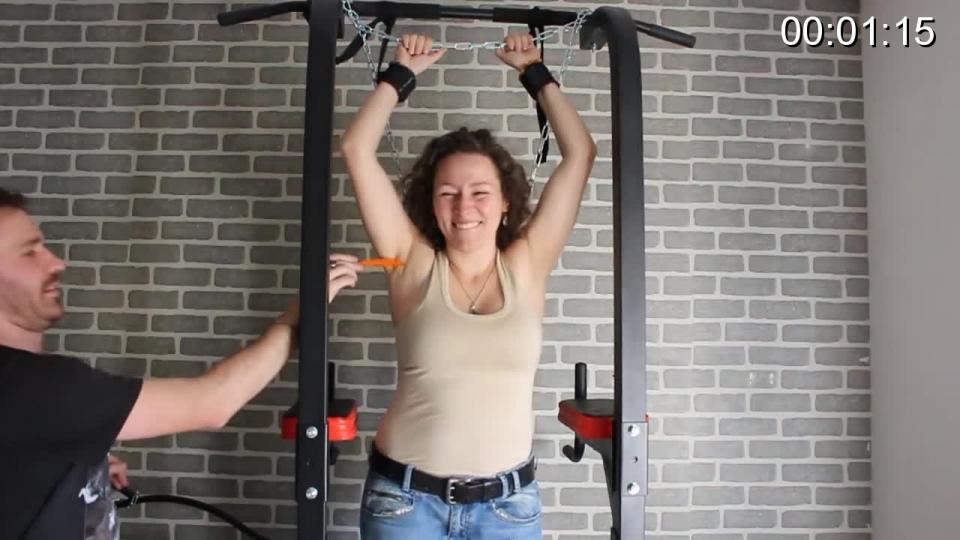 Lysa intense – Upperbody part Hi everybody! Lysa's torment continues with an intense upperbody focused session! If you like to see an ultra ticklish girl being ticked on her belly, hips and armpits you're definitely in the right place! In this clip you'll see : <br><br>- ARMPITS TICKLING WITH FEATHERS AND FINGERS<br><br>- BELLY TICKLING <br><br>- HIPS TICKLING<br><br><span style='color:#b0b0b0;'>[隐藏文字，购买后可见]</span>