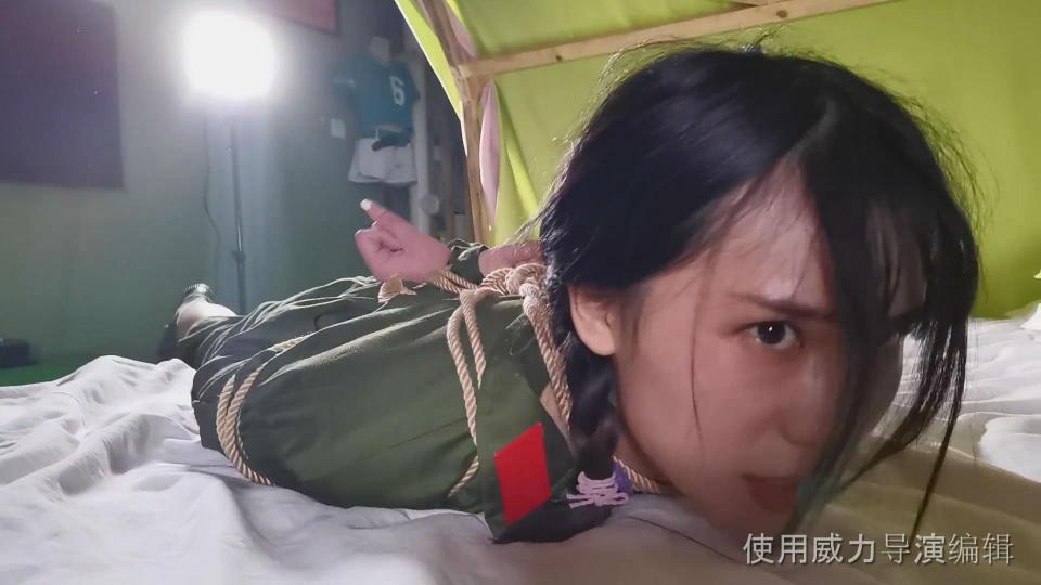 【天逸影画】D042《不屈女战士5》20.08.18微电影片段 【欢迎喜欢剧情片微电影的朋友】 【天逸影画】D042《不屈女战士5》20.08.18微电影片段 【欢迎喜欢剧情片微电影的朋友】<br><br>内容简介：<br>漂亮女侦察兵进入境外对犯罪集团进行侦察，不幸被俘，被捆绑吊打折磨，欲知漂亮女兵命运如何？【潜入6是女战士5的改编和增强内容的三机位发行版，有更多的改编内容加入，有更多更好的看点】……… 敬请关注剧情片购买观看！！<br><br>【三机位拍摄和编辑，让你全方位全景看到重点情节表演，全新感受全视角观看！！！】<br><br>【链接是压缩包请下载到手机或电脑硬盘里保存后再解压缩包观看】<br><br>各类咨询业务联系微信sun15552161890<br>各类定拍定制微信sun15506507890