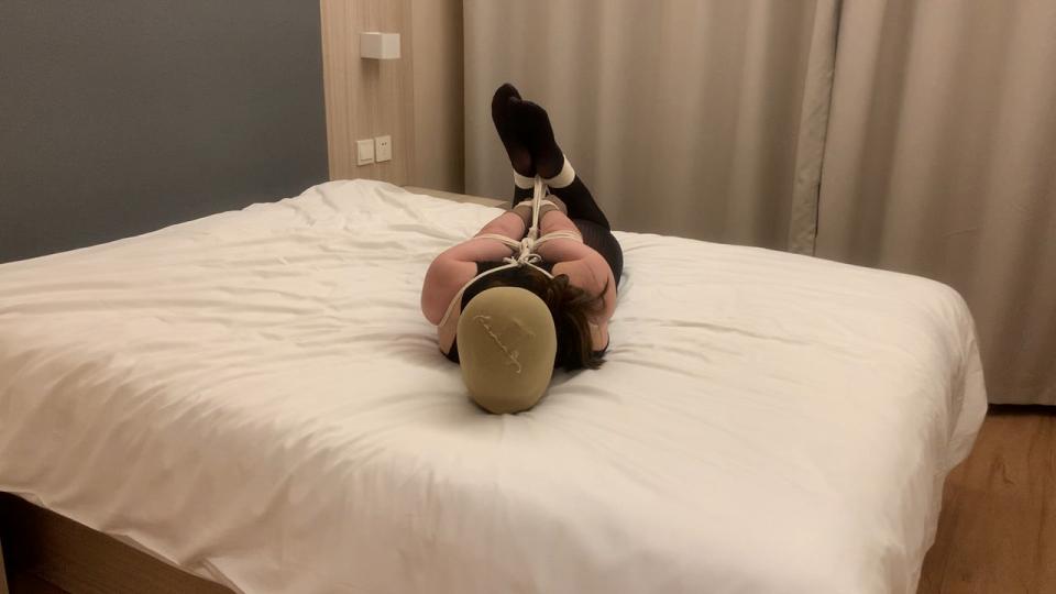 【M妻】被绑架放置在酒店的女人质 被绑架在酒店等待支付赎金的女人质<br>人质醒来发现自己独自被绑在一个不知名的酒店中，嘴里塞着穿了3天的裤袜，每只手上也被套了5条短丝袜，被欧式驷马紧紧的绑起来，劫匪也并不担心她会逃跑，因为绑的已经够紧了。醒来的时候还很惊诧，因为根本不记得自己是怎么来的这里，大声的喊救命却只能发出呜呜呜的声音，最后只能无助的挣扎。<br>时长：33分钟      <br>请下载并解压缩后将文件名修改为mp4格式即可观看<br><span style='color:#b0b0b0;'>[購入後に隠しワードが表示されます]</span>
