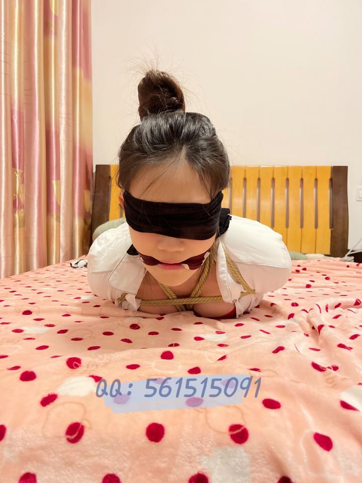 感谢拉姆哥哥定拍 - 感谢拉姆哥哥无私奉献，感谢媳妇儿努力拍摄，媳妇儿人前落落大方，人后母猪攒蹄，有缚后采访感受小视频哦，希望各位朋友多多捧场，稍后会上传 [驷马（俯卧）,堵嘴,眼罩/蒙眼,中国女孩]
