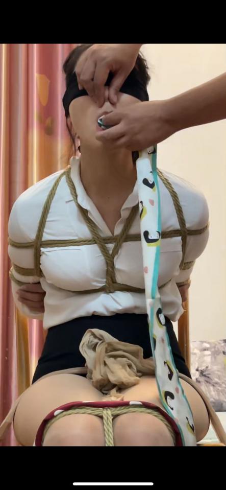 丝术 丝袜丝巾堵嘴 丝巾丝袜堵嘴，美女被绑在椅子上，挣扎，男子用丝袜一点点塞入女的嘴里，外面叻上丝巾，过几分钟，又掏出丝袜，用两条丝巾塞入嘴里外面叻上丝袜，后面一幕又用内裤塞嘴胶带封嘴，很喜欢这种类型的别错过