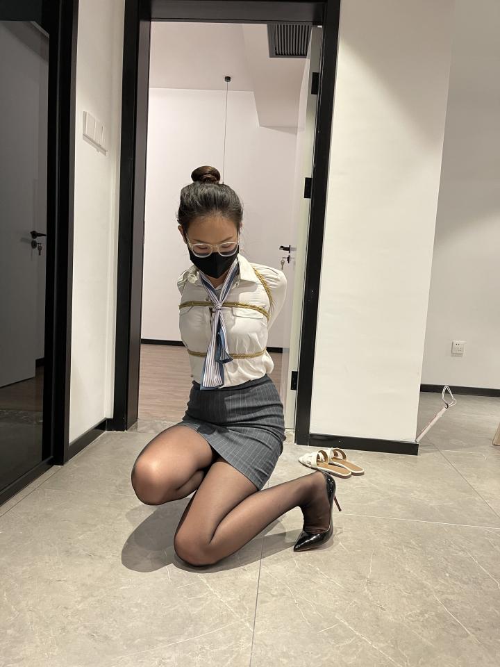 黑丝与直臂 - 黑丝与直臂的碰撞，户外的心惊胆战，口水从口球中溢出的羞耻，yyds [职业（正装领带）,丝袜,中国女孩,口罩,OL丽人,黑丝OL]