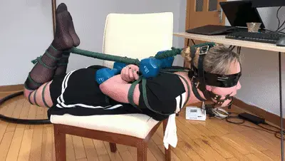 玩奴原创之水手服萌妹柚子蛇缚暴力承压驷马，越玩越暴力是个坏习惯！交流购约绑教程请加805351328 解压密码<span style='color:#b0b0b0;'>[隐藏文字，购买后可见]</span>感谢大家的支持！本次带来的是最新拿下的柚子妹妹的初绑。妹子对捆绑比较好奇，只是想体验一下。没想到遇到心情不好的博主。直接超紧蛇缚，放在椅子上压上两个很沉的哑铃。妹子一会儿就坚持不住<br>喘着沉重的粗气，挣扎呻吟！口球也是完全塞满妹子都要呕了。博主后来也反思一下初绑不应该玩这么暴力，下不为例！<br>另外为了方便各位同好约绑，博主最近推出了一个非常详细的约绑教程。里面有非常详细的从零基础开始教大家如何认识妹子，如何与妹子沟通等等。非常的实用，有兴趣的各位同好加805351328咨询。<br>下载操作：<br>1、电脑下载<br>2、解压<br>3、将压缩包内rar文件名后缀修改为mp4。或者直接用播放器打开。<br>目前博主已经出了五个系列，分别是绝对真实调教系列，真实约拍系列，口水囚徒系列，紧缚实验室系列，美人小舔犬系列以及最新出的高颜值系列都非常精彩，各种元素满满，希望各位同好多多支持！<br>推特可以关注024玩奴原创。本频道提倡健康积极的绳艺亚文化，目的是给生活增添一些情趣，谢谢大家！神秘企划筹备中！