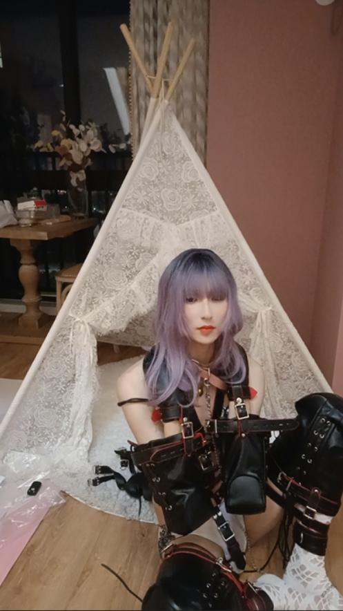 【小樱】小伪娘开房玩k9自缚，突然房东闯进，反抗被抽耳光，被k9调教后装箱带走 下载后后缀名改MP4即可，不需要解压缩<br>小樱原创视频第一作<br>伪娘小樱开房玩k9套装自缚，突然房东闯入，想反抗被抽耳光，只能乖乖就范，并在脸上写母犬，然后遛狗爬行、捡球、拽尾巴，最后被装入行李箱中带走<br>预览部分是动图，第一次拍视频剧本不太理想，本想拍玩弄的全过程，但中间涉及到很多行为不能过审，只能将视频进行了剪辑，并加入部分剧情，以后有什么想看的剧情或者玩法可以评论里提