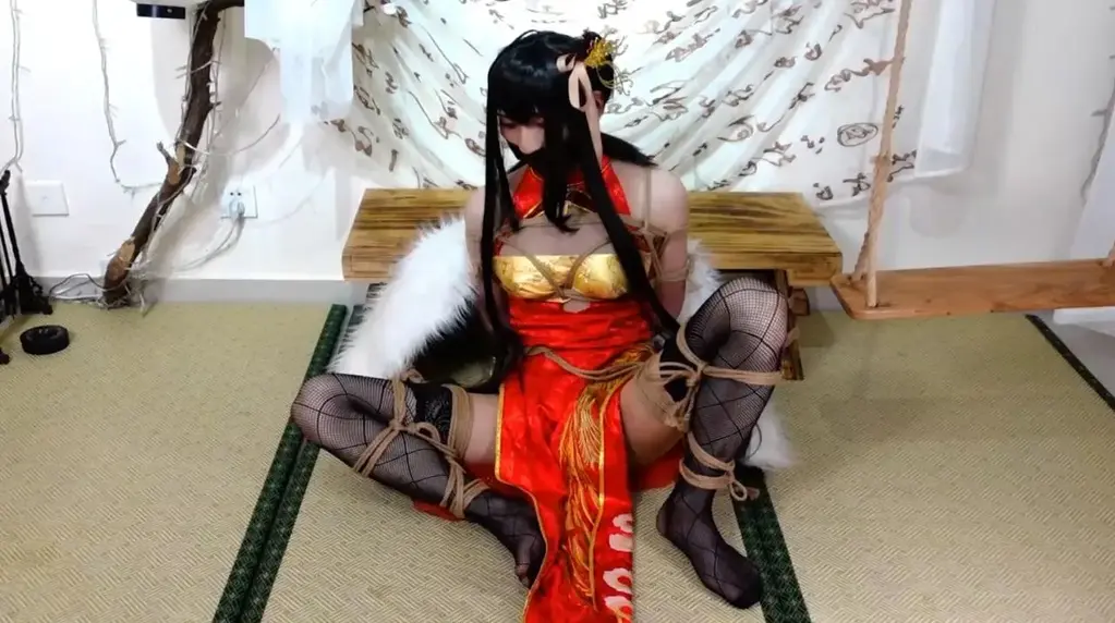 【小樱】大凤旗袍cosplay被捆绑，胶布封嘴、捆绑挣扎、sp、tk 碧蓝航线大凤旗袍cosplay捆绑调教，丝袜堵嘴再用胶布封上，sp、tk<br>此作品原先由叶沫沫发布过，叶沫沫是摄影，后来版权转交给了模特，也就是我，购买前请确认是否购买过<br>如果想交流想法请加QQ3530207550，也欢迎来我推特玩，另外希望找一个南京的长期的S，具体可见我的众筹<br>推特：表@sakurahosui 里@sakuradaraku