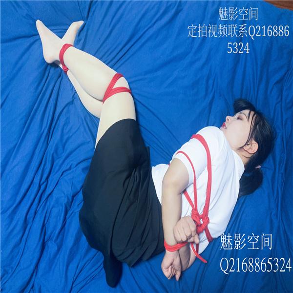 红绳白衣衬衫，紧缚的双手  - 红绳白衣衬衫，紧*,手 模特秀，今日练习作品，是传统的日式捆绑，和束脚，简单上个图。 练习一下手感，用的是棉绳，已经很紧了。 各位简单欣赏一下。 有需要定拍可以联系QQ：2168865324