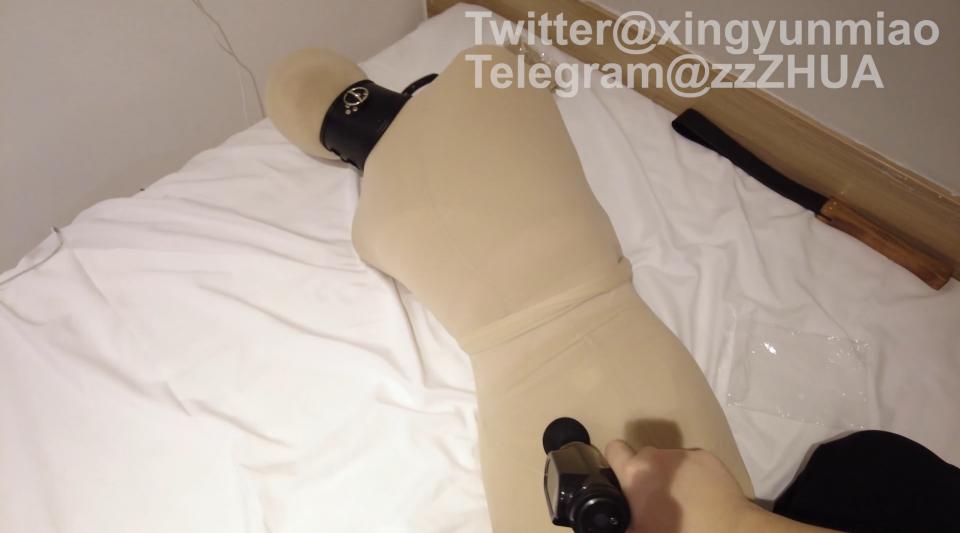 《丝袜全包爪爪》超多层全包，内置gang塞和电击器，无法挣脱的束缚，包得太紧爪爪最后受不了奔溃了......【图片预告】【正片已发布】 - 这是一则预告， 正片已发布在首页，请到主页寻找。1.第一次尝试丝袜全包，不知道包了多少层，用丝袜做成的单手套特别的紧，没一会就手麻得不行了，头部被严严包裹，爪爪只能张大嘴巴呼吸。 2.包得太多层，全身都被紧紧包裹，真的很难坚持，最后爪爪求饶只能暂且放过了~ﾍ(;´Д｀ﾍ)下次再拍一定会内置更多的小玩具~~