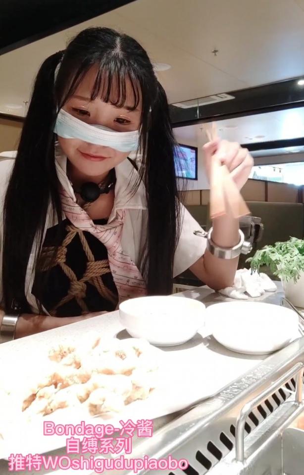 双马尾冷酱自缚龟甲带口球td手铐出门吃海底捞全过程视频截图，需要购买视频在我主页已发布 - 自缚外出吃火锅全过程 [中国女孩]