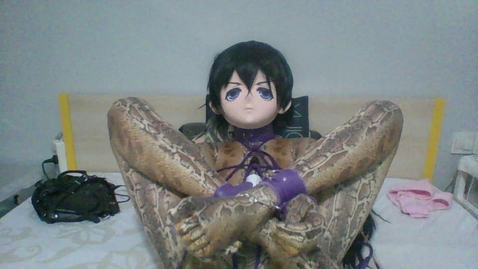 【kigurumi】蛇皮啵酱的捆绑play 【青冥之淚】蛇皮ZENTAI基本不透明，又没开眼窗，再加上kigurumi头壳本身采光就差，所以全程几乎处于眼瞎的状态。。只能凭感觉拍了，不过还好，基本都处于镜头之中。。