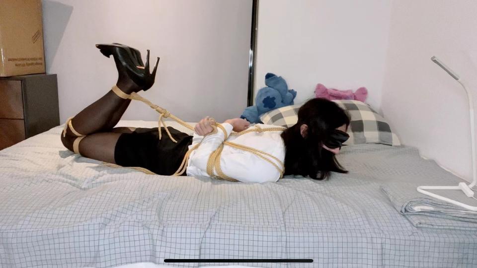 【柯柯原创】自缚菱缚全过程+手铐、床上驷马紧缚 （柯柯小秘书） 【写在前面】床上驷马的拍摄角度没掌握好，这一次驷马本来想把腿拉的高一些，结果上半身脱缚了。果然一个人不大方便操作，所以这次视频便宜一些。<br><br>【简介】柯柯这次是OL风格哈。视频分为三部分（开头有彩蛋“柯柯打屁股”，因为上次视频比例处理不当柯柯的承诺兑现），第一部分是大概8分钟的菱缚自绑，第二部分是手背在身后戴上手铐（也许是展示身材？柯柯也不知道拍了这一段目的何在），最后是床上驷马捆绑挣扎，后面因为连着脚裸的绳子收的太紧结果把上半身的束缚给拉脱了，以后柯柯在捆绑的时候会注意的！<br><br>出镜/视频/制作：柯柯<br><br>【柯柯说】因为刚入圈（算是入圈了吗？），很多方面柯柯还在学习当中，比如怎样自缚更结实、美观，比如拍摄角度和光线怎样更看起来更舒服，但是柯柯保证犯过的错误以后都不会再出现啦！<br><br>【后言】柯柯想问一下看到这条视频的大伙儿，有什么想看的吗？比如花样/服装都可以，请给柯柯一些思路，拜托拜托！<br><br>【声明】条件有限，看官老爷嘴下留情。爱你们