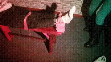 女绳师把男孩绑在老虎凳上折磨 女绳师把男孩绑在老虎凳上，折磨，抽鞭子，打耳光，滴蜡等等...。视频解压密码：chuxin ·         ·          ·<br>一绳所爱绳艺体验店面向全国爱好者开放，本店提供绳艺捆绑模特服务、体验女绳师捆绑服务、体验长时间囚禁服务、场地出租、专业麻绳销售，原创视频套图销售、作品定制等，另外本店招募同好合作伙伴。微信：351552501初心