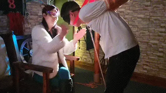男士帅哥被女绳师紧紧绑起来打耳光 男士体验绳艺捆绑，帅哥被女绳师绑了个直臂，并且高高吊起来，各种打耳光，鞭子，女孩回家的时候还把帅哥跪绑在柱子上，竟然要把帅哥这样跪一晚上。视频解压密码：chuxin   ·          ·          ·<br>一绳所爱绳艺体验店面向全国爱好者开放，本店提供绳艺捆绑模特服务、体验女绳师捆绑服务、体验长时间囚禁服务、场地出租、专业麻绳销售，原创视频套图销售、作品定制等，另外本店招募同好合作伙伴。微信：351552501初心