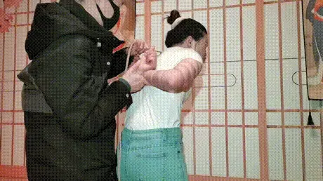 爱绳挑战极限五花紧绑放置 酷爱绳艺捆绑的女孩说要挑战极限紧绑，要求根据自己身体极限绑到最紧，不到时间不能解绑，最后女孩都绑哭了，但是硬是坚持到了最后一刻，解开绳子胳膊都不会动了，只留下深深的绳痕。视频解压密码：chuxin ·       ·              ·             ·      ·<br>一绳所爱绳艺体验店面向全国爱好者开放，本店提供绳艺捆绑模特服务、体验女绳师捆绑服务、体验长时间囚禁服务、场地出租、专业麻绳销售，原创视频套图销售、作品定制等，另外本店招募同好合作伙伴。微信：351552501初心