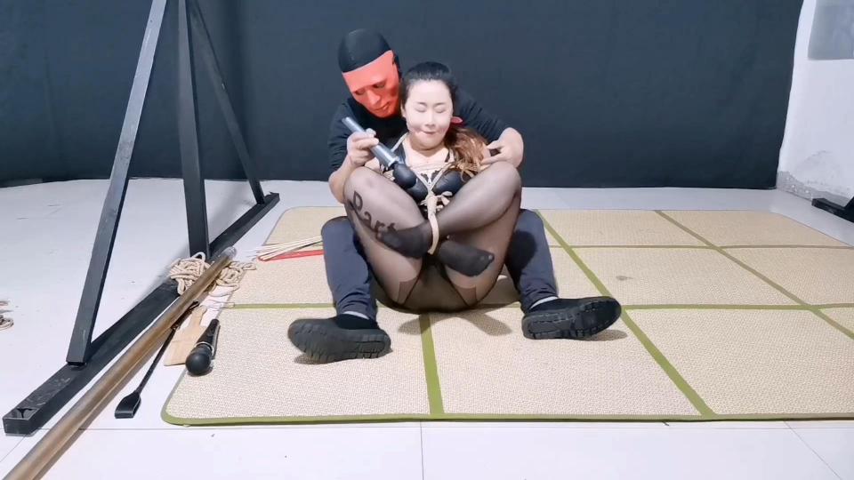 HD飞天:新奴梦琪创业失败,被催账催的生不如死，失眠多梦，本人给她出了个主意，玩sm可以减压，经过3天3夜的开导,竞然上勾了...... 解压密码:hdsy<br>新奴梦琪创业扶失败后,外欠帐200w,被催账催的生不如死，失眠多梦，本人给她出了个主意，玩sm可以减压，经过3天3夜的开导,终于同意了,过来直接进入sm游戏状态,绑起来初试各种强制TK和sp,被打的呻吟傲傲直叫,虽然被打的疼痛难忍,但心里非常舒服,好似上天堂的感觉,见到快乐棒急着尝试，一接触y部奴性大发,瞬间g潮失jin.....<br>同好交流、定拍、想合作加盟的老铁请加QQ272728243微信SY118156<br><br>
