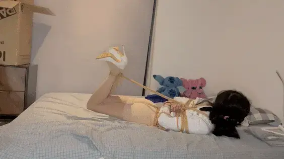 【柯柯原创】柯柯的驷马捆绑特辑丨肉丝+黑丝+高跟鞋两套衣服床上挣扎 【写在前面】纯驷马挣扎片段，给大家便宜一些~光线原因对清晰度有一点小影响，介意勿拍哈。网盘请把文件后缀改为.zip再下载解压，请不要在线解压！<br><br>【简介】本次视频是柯柯的驷马特辑，由两个部分组成，时长31分钟。第一部分是肉丝 白色高跟，第二部分是OL 黑丝（绑的比较紧）。大体就是床上驷马放置挣扎。<br><br>出镜/视频/制作：柯柯<br><br>【柯柯说】柯柯歇了两天做出这个视频，拍完第一个镜头之后觉得绑的不够紧，所以在第二次绑的时候特意拉紧了许多，但是因为一个人绑不大方便所以最后还是没达到那种“翘起来”的效果，比较可惜呢、<br><br>【后言】柯柯想了想准备开放定拍，虽然条件有限但是柯柯会尽力满足要求的！定制、定拍请添加QQ1398324145<br><br>【声明】条件有限，看官老爷嘴下留情。爱你们！