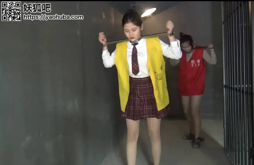 定拍新片《拘束两女犯》两女犯被颈手枷固定着 这是定拍女犯片，两女犯被戴着颈手枷和脚镣被押进牢房等待宣判的时刻，想知道后事如何请欣赏视频，QQ342642509  可以定拍的  解压码sjys